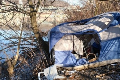 "A Homeless Man Discovers a Bag of Money, But Faces Unexpected Consequences Amidst a Divorce"