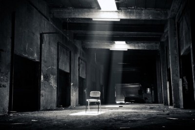 Unbelievable Twist: Kidnapped Man Discovers Startling Connection in Old Photo