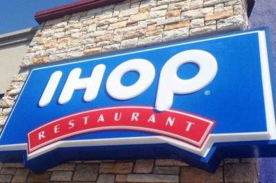 Overwhelmed by Generosity: Waitress Considers Quitting After Unexpected Tip from Well-Known Customer!