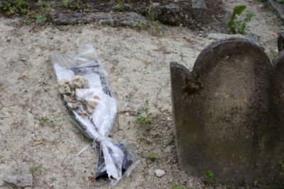 She Found a Message Carved Into Her Husband’s Grave—Now Everything’s in Question