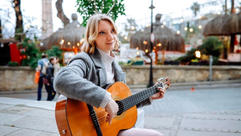 She Sang on the Street for Years — Then a Stranger Rolled Down His Window and Changed Her Life