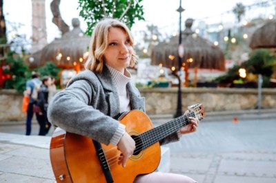 She Sang on the Street for Years — Then a Stranger Rolled Down His Window and Changed Her Life