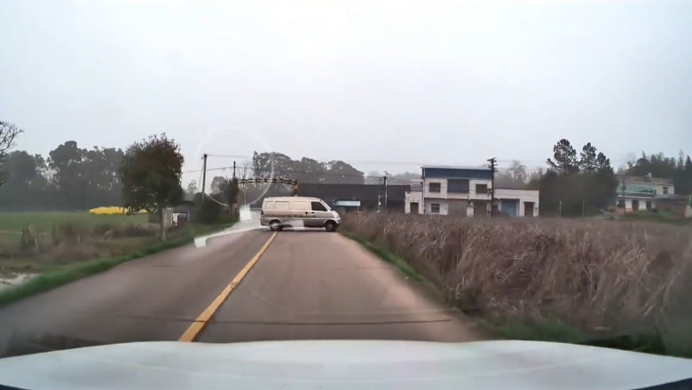 Close Call: Mini Cargo Van's Wild Spin-Off Road in Hunan!