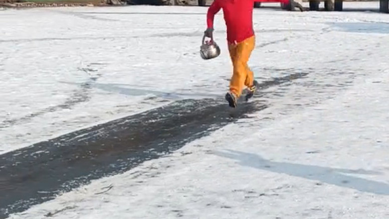 Teapot Curling: Unbelievable Frozen River Challenge in Jiangsu!
