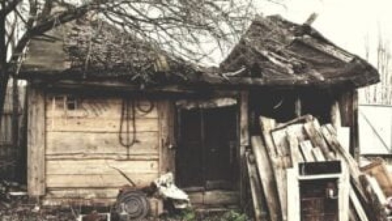 Woman Inherits Worthless House - Makes Shocking Discovery Inside, Prompting a Call to the Police!